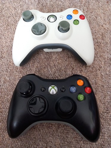 Xbox 360 controllers - 2x, 1x